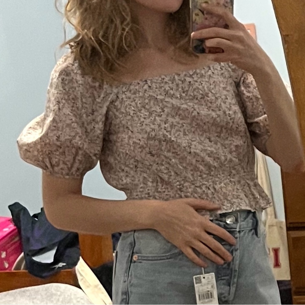 Uniqlo puff-sleeved cotton crop top, multicolored floral size XS, fits like a S